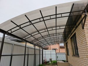 Современные навесы из поликарбоната: стильное решение для защиты и декора двора 11 Современные навесы из поликарбоната: стильное решение для защиты и декора двора